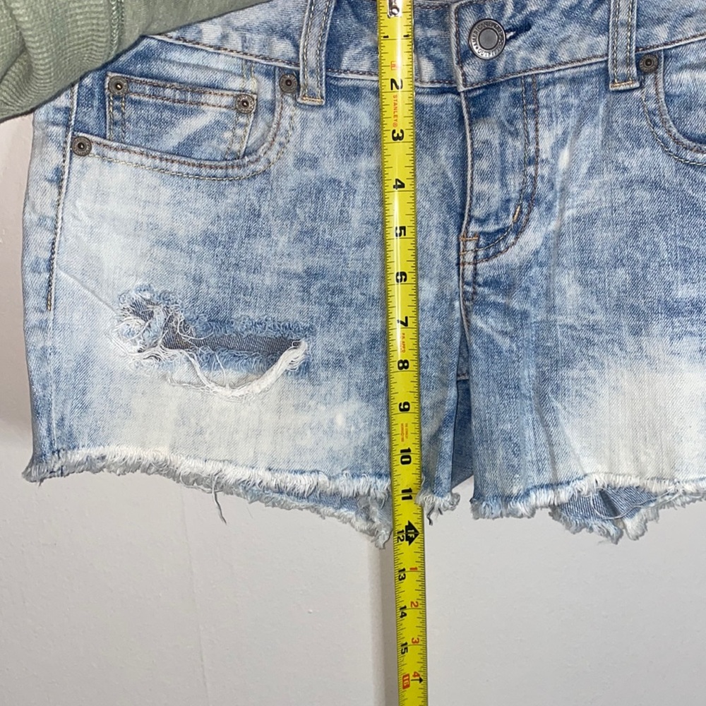 🎱Vintage Light-wash distressed American Eagle jean shorts! - Picture 3 of 9